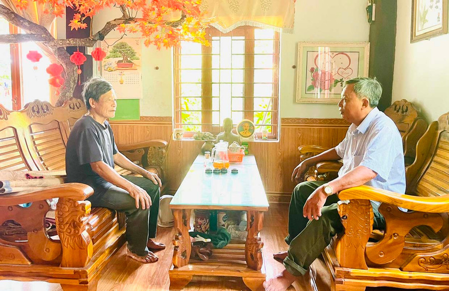 Ông Nguyễn Thắng Lợi (bìa trái) kể về những lần được phong tặng danh hiệu dũng sĩ trong những năm kháng chiến chống Mỹ. Ảnh: H.T Ông Nguyễn Thắng Lợi (bìa trái) kể về những lần được phong tặng danh hiệu dũng sĩ trong những năm kháng chiến chống Mỹ. Ảnh: H.T