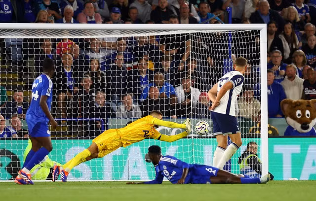 Thủ thành Guglielmo phải chơi lăn xả cứu thua cho Tottenham