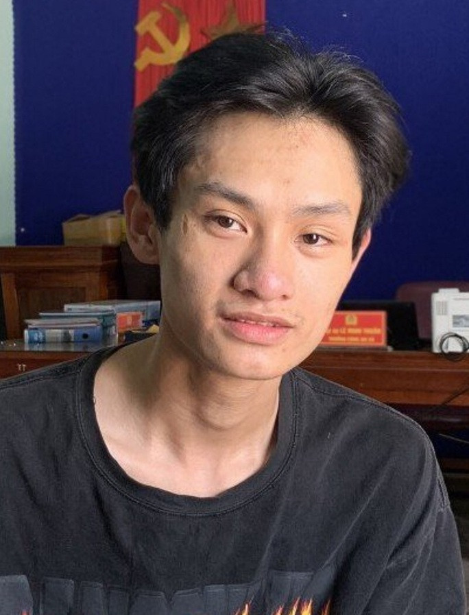 Người đàn ông mất 400 triệu đồng khi gửi mã OTP cho người lạ - Ảnh 1. Lê Phú Quốc tại cơ quan công an