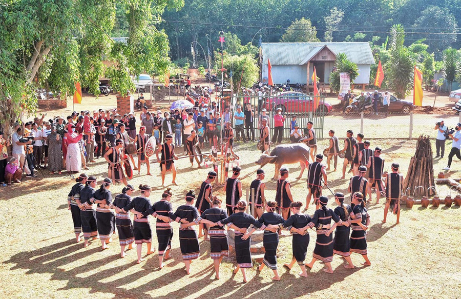 Phục dựng lễ mừng chiến thắng của người Bahnar tại xã Kon Gang, huyện Đak Đoa. Ảnh: H.N Phục dựng lễ mừng chiến thắng của người Bahnar tại xã Kon Gang, huyện Đak Đoa. Ảnh: H.N