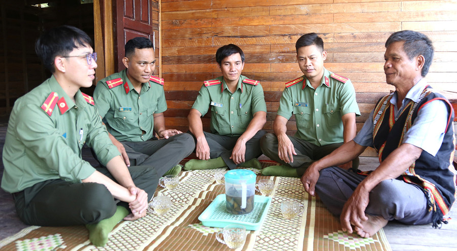 Cán bộ, chiến sĩ Đội An ninh (Công an huyện Krông Pa) kiên trì vận động ông Ksor Yung (buôn Chư Krih, xã Chư Drăng) từ bỏ hành vi sai trái, quay về sinh hoạt tôn giáo thuần túy. Ảnh: H.T