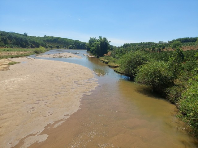 Mực nước trên các sông suối giảm dần và duy trì ở mức thấp hơn trung bình nhiều năm. Ảnh: ĐỨC NHẬT