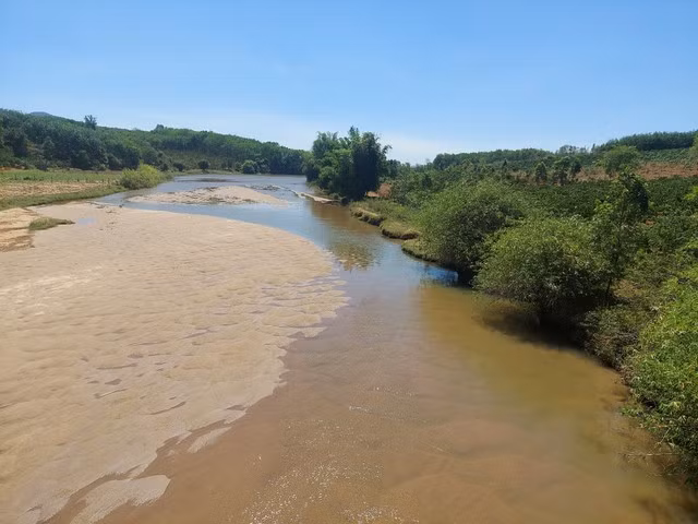 Mực nước trên các sông suối giảm dần và duy trì ở mức thấp hơn trung bình nhiều năm. Ảnh: ĐỨC NHẬT