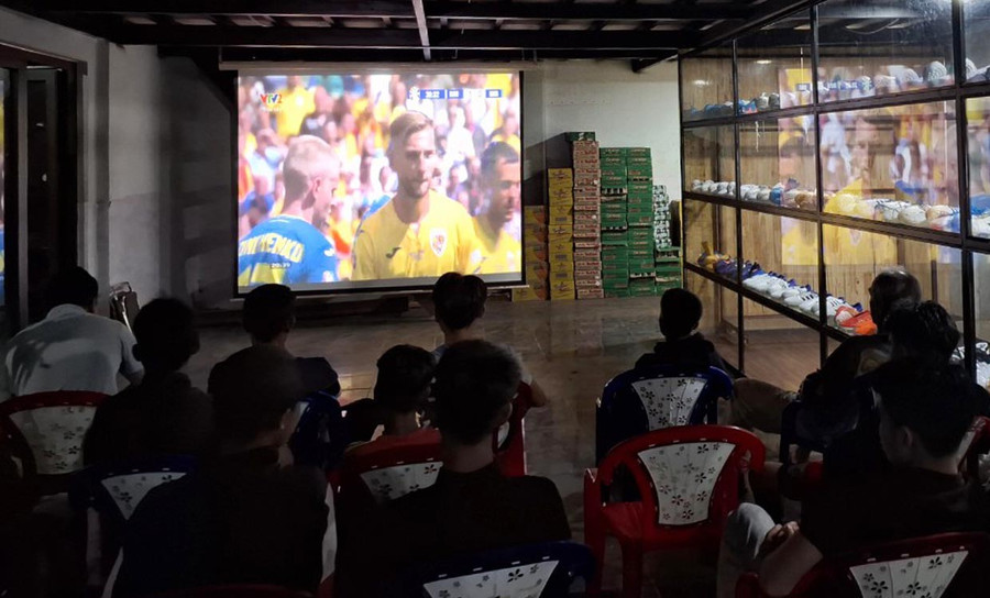 Thức ngủ cùng bóng đá. Ảnh: Nguyễn Tú Thức ngủ cùng bóng đá. Ảnh: Nguyễn Tú