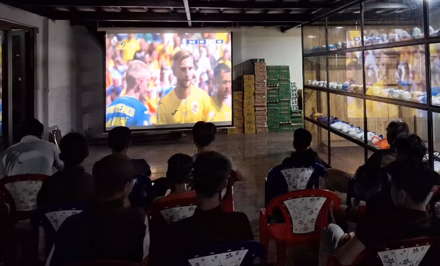 Thức ngủ cùng bóng đá. Ảnh: Nguyễn Tú