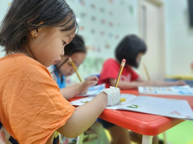 Các bệnh nhi chăm chú học tại “lớp học vui vẻ”. Ảnh: PHƯƠNG HÀ