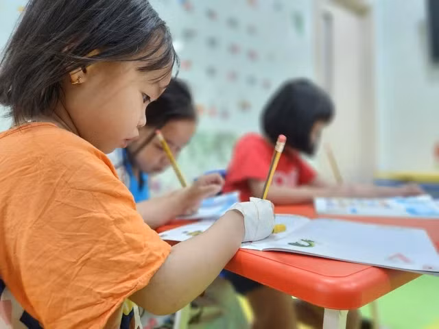 Các bệnh nhi chăm chú học tại “lớp học vui vẻ”. Ảnh: PHƯƠNG HÀ