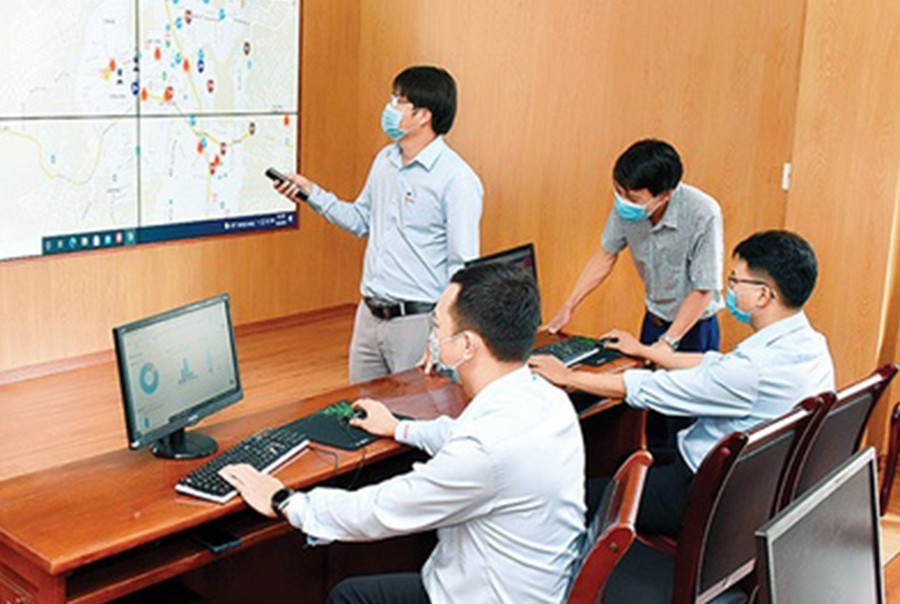 Kỹ thuật viên xử lý thông tin hình ảnh qua camera tại Trung tâm Điều hành đô thị thông minh TP. Pleiku. Ảnh: Đức Thụy Kỹ thuật viên xử lý thông tin hình ảnh qua camera tại Trung tâm Điều hành đô thị thông minh TP. Pleiku. Ảnh: Đức Thụy