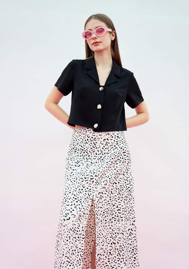 Crop top và chân váy midi xẻ trước một khi kết hợp với nhau chúng lại có khả năng nịnh dáng rất tài tình, nhấn nhá thêm phụ kiện kính thời trang vào set đồ mùa hè này vẻ ngoài của bạn sẽ thêm phần cuốn hút.