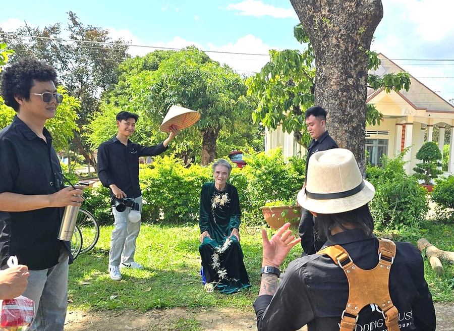 Các bạn trẻ tham gia chương trình "Tấm ảnh yêu thương" đang chụp ảnh chân dung cho một cụ già tại Trung tâm Bảo trợ Xã hội tổng hợp tỉnh. Ảnh: Phương Duyên Các bạn trẻ tham gia chương trình "Tấm ảnh yêu thương" đang chụp ảnh chân dung cho một cụ già tại Trung tâm Bảo trợ Xã hội tổng hợp tỉnh. Ảnh: Phương Duyên