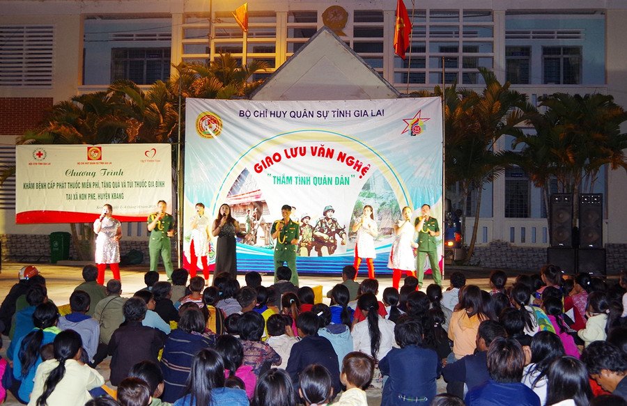 Đội công tác tuyên truyền văn hóa cơ sở (Bộ Chỉ huy Quân sự tỉnh) biểu diễn văn nghệ phục vụ người dân xã Kon Pne, huyện Kbang. Ảnh: V.H Đội công tác tuyên truyền văn hóa cơ sở (Bộ Chỉ huy Quân sự tỉnh) biểu diễn văn nghệ phục vụ người dân xã Kon Pne, huyện Kbang. Ảnh: V.H