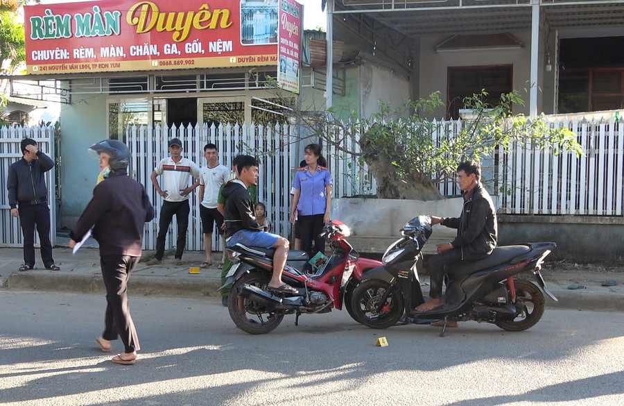 Cơ quan chức năng dựng lại hiện trường vụ truy bắt đối tượng. Ảnh: HA Cơ quan chức năng dựng lại hiện trường vụ truy bắt đối tượng. Ảnh: HA