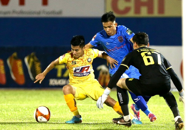CLB Thanh Hóa (trái) bị Bình Dương cầm chân ở vòng 10 V-League 2023. Ảnh: KHẢ HÒA CLB Thanh Hóa (trái) bị Bình Dương cầm chân ở vòng 10 V-League 2023. Ảnh: KHẢ HÒA
