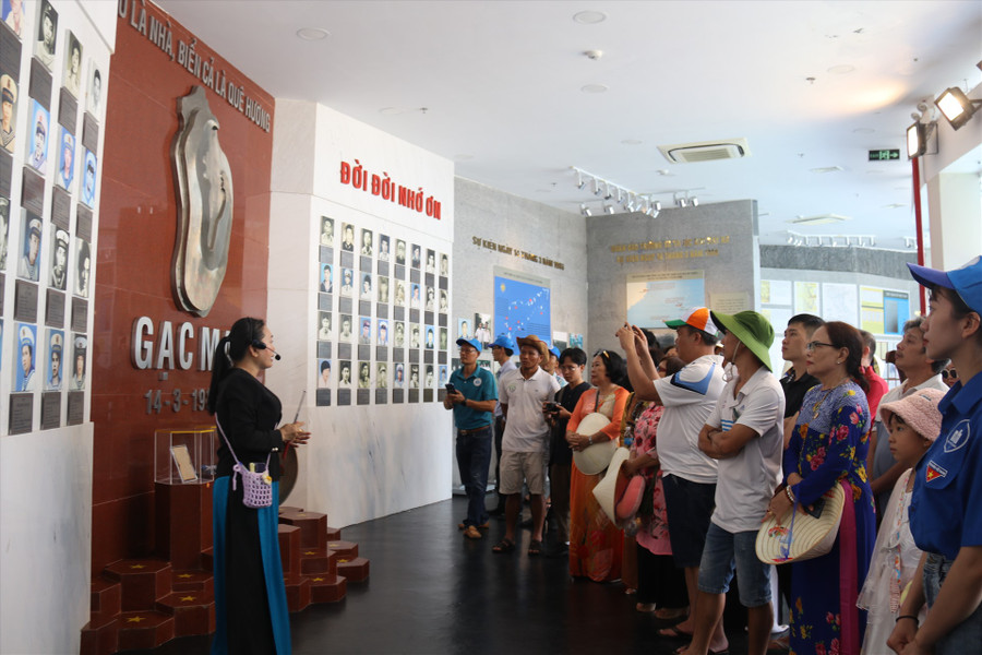 Đông đảo các tổ chức đoàn thể, học sinh, sinh viên... tri ân Anh hùng liệt sĩ tại khu tưởng niệm Gạc Ma. Ảnh: Phương Linh