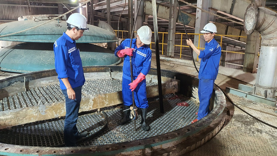 Công nhân Nhà máy Đường An Khê vận hành hệ thống nồi hơi. Ảnh: Đ.Y