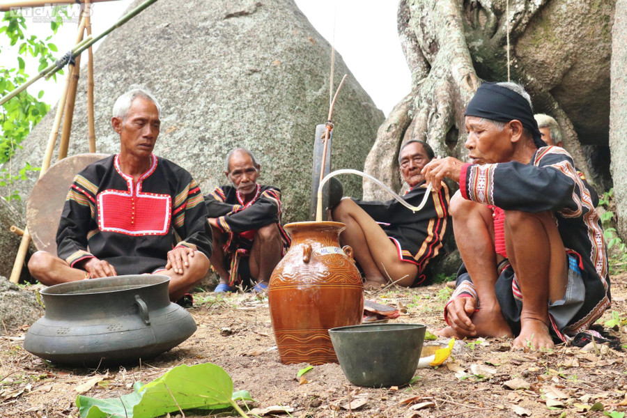 Vua Lửa vẫn đang hiện hữu trong đời sống của những người Jrai qua những vị phụ tá của họ. Vua Lửa vẫn đang hiện hữu trong đời sống của những người Jrai qua những vị phụ tá của họ.