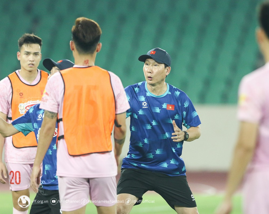 HLV Kim Sang-sik và các học trò quyết tâm làm nên bất ngờ. (Nguồn: VFF)