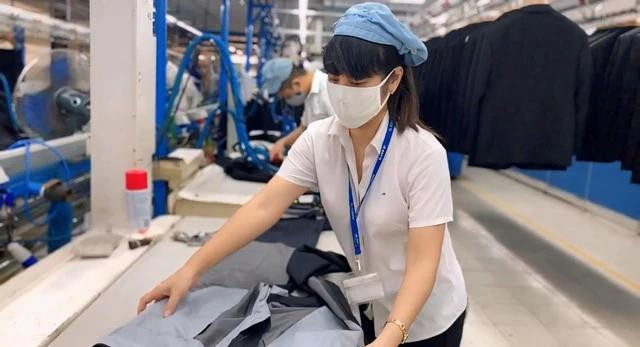 Người lao động làm việc trong ngày nghỉ lễ 30.4 - 1.5 có thể nhận lương tiền triệu/ngày. Ảnh: THU HẰNG Người lao động làm việc trong ngày nghỉ lễ 30.4 - 1.5 có thể nhận lương tiền triệu/ngày. Ảnh: THU HẰNG