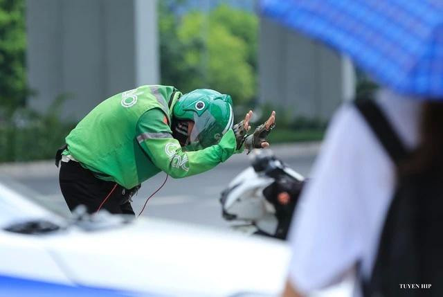 Anh Thanh cúi đầu xin lỗi người đi đường khi làm phiền họ. Anh Thanh cúi đầu xin lỗi người đi đường khi làm phiền họ.