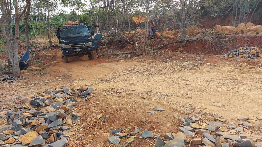 Một xe ô tô chở đá từ bãi khai thác trái phép ra trung tâm xã Ia Ga. Ảnh: Nguyễn Tú