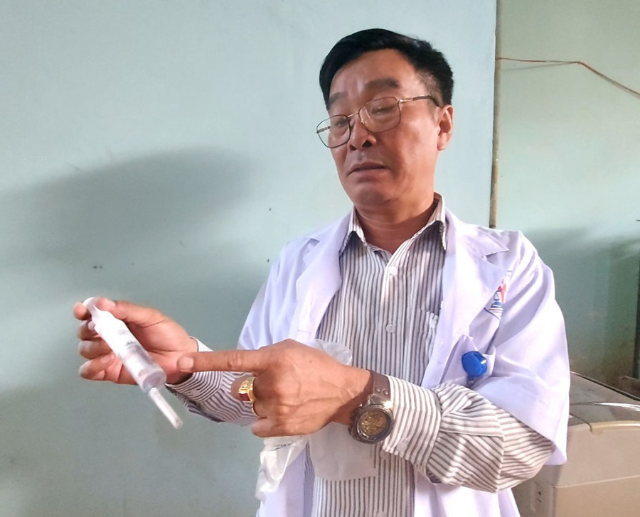 Bác sĩ Đồng Xuân Đức giới thiệu mẫu bệnh phẩm lưu trữ phục vụ công tác giám định pháp y ở đơn vị. Ảnh: N.T