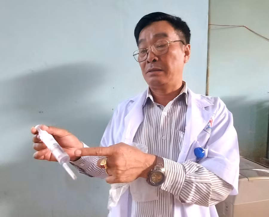 Bác sĩ Đồng Xuân Đức giới thiệu mẫu bệnh phẩm lưu trữ phục vụ công tác giám định pháp y ở đơn vị. Ảnh: N.T