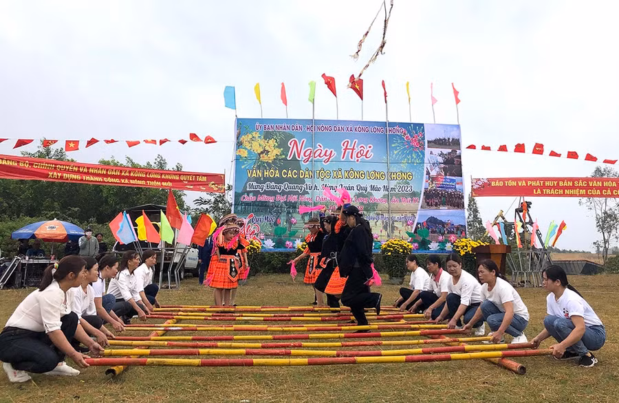 Tiết mục múa sạp của người Tày, Nùng ở làng Kdâu (xã Kông Lơng Khơng, huyện Kbang) tại Ngày hội văn hóa các dân tộc. Ảnh: An Phát