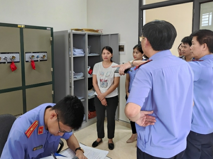 Cơ quan điều tra VKSND tối cao khám xét nơi làm việc của bị can Trần Thị Hoa. Ảnh: Minh Hiếu
