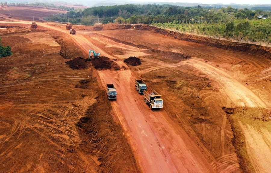 Khai thác bauxite tại Đắk Nông, tỉnh hiện có khoảng 4,5 tỷ tấn quặng nguyên khai, chiếm 60% trữ lượng bô xít cả nước. (Ảnh: Minh Hưng/Vietnam+) Khai thác bauxite tại Đắk Nông, tỉnh hiện có khoảng 4,5 tỷ tấn quặng nguyên khai, chiếm 60% trữ lượng bô xít cả nước. (Ảnh: Minh Hưng/Vietnam+)