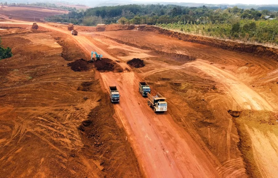Khai thác bauxite tại Đắk Nông, tỉnh hiện có khoảng 4,5 tỷ tấn quặng nguyên khai, chiếm 60% trữ lượng bô xít cả nước. (Ảnh: Minh Hưng/Vietnam+)