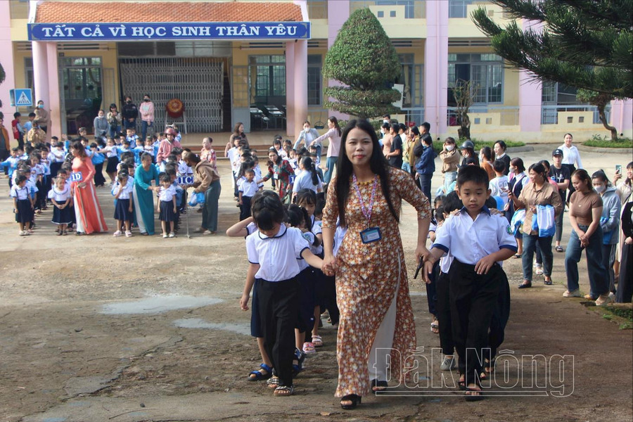 Trẻ tựu trường đón năm học mới 2024-2025 tại Trường tiểu học Lê Đình Chinh, xã Nhân Cơ, huyện Đắk R&apos;ấp, tỉnh Đắk Nông