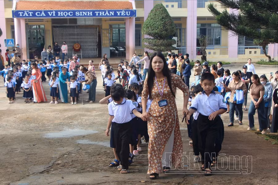 Trẻ tựu trường đón năm học mới 2024-2025 tại Trường tiểu học Lê Đình Chinh, xã Nhân Cơ, huyện Đắk R'ấp, tỉnh Đắk Nông
