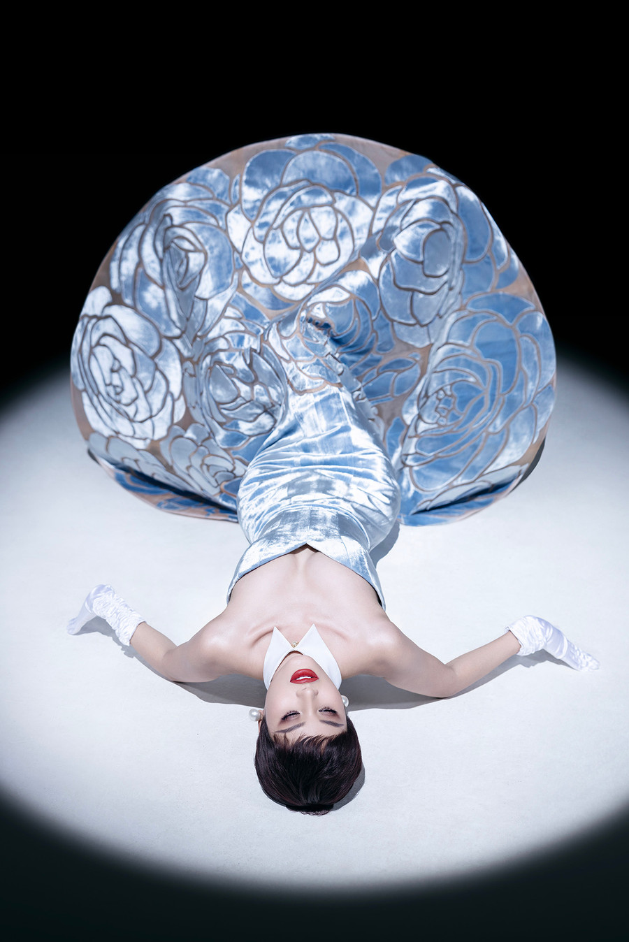 Các kỹ thuật đính móc xích do thợ thủ công lành nghề thực hiện tiếp tục được phát huy, kỹ thuật đắp vải mảng miếng tạo họa tiết hoa trà ấn tượng trên chất vải nhung silk như "phát sáng" Các kỹ thuật đính móc xích do thợ thủ công lành nghề thực hiện tiếp tục được phát huy, kỹ thuật đắp vải mảng miếng tạo họa tiết hoa trà ấn tượng trên chất vải nhung silk như "phát sáng"