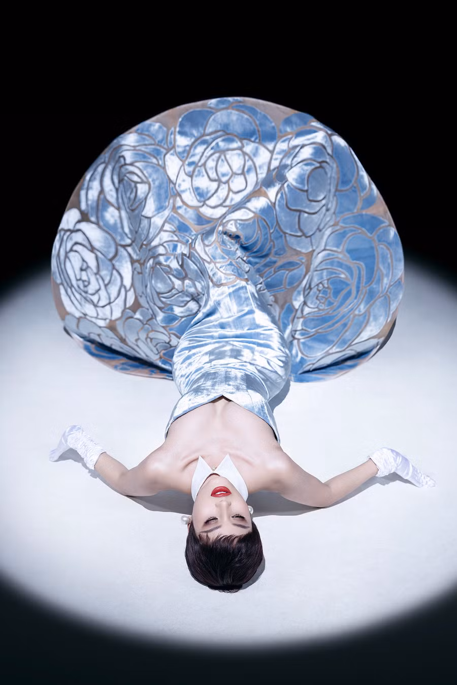 Các kỹ thuật đính móc xích do thợ thủ công lành nghề thực hiện tiếp tục được phát huy, kỹ thuật đắp vải mảng miếng tạo họa tiết hoa trà ấn tượng trên chất vải nhung silk như "phát sáng"