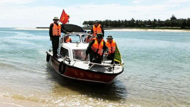 Ca nô biên phòng được huy động để tiếp nhận 4 thuyền viên tàu QB-92657 TS bị chìm từ tàu cá QB-92399 TS. Ảnh THANH LỘC Ca nô biên phòng được huy động để tiếp nhận 4 thuyền viên tàu QB-92657 TS bị chìm từ tàu cá QB-92399 TS. Ảnh THANH LỘC