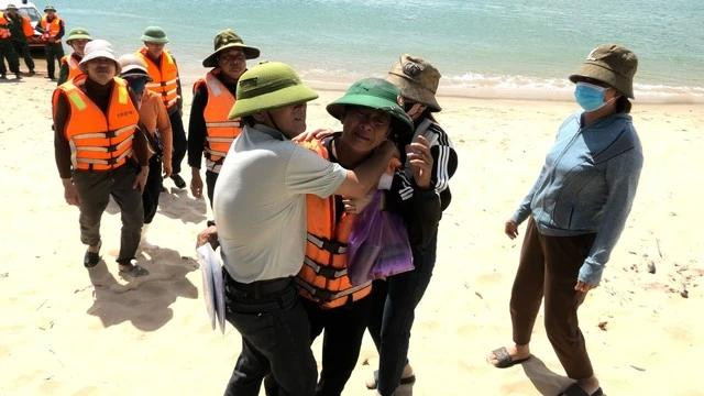 Niềm hạnh phúc của các thuyền viên trong vòng tay người thân. Ảnh THANH LỘC Niềm hạnh phúc của các thuyền viên trong vòng tay người thân. Ảnh THANH LỘC