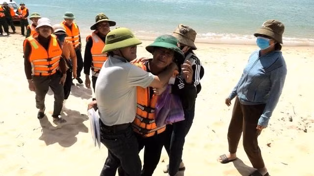 Niềm hạnh phúc của các thuyền viên trong vòng tay người thân. Ảnh THANH LỘC