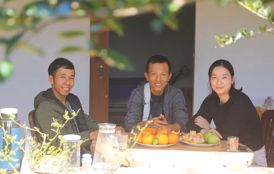 Anh Nguyễn Đức Mạnh (bìa trái ở thôn Hợp Thành, xã Sơn Lang, huyện Kbang) chủ nông trại S’Lang Farm vui vẻ trò chuyện cùng khách du lịch. Ảnh: Hà Duyệt