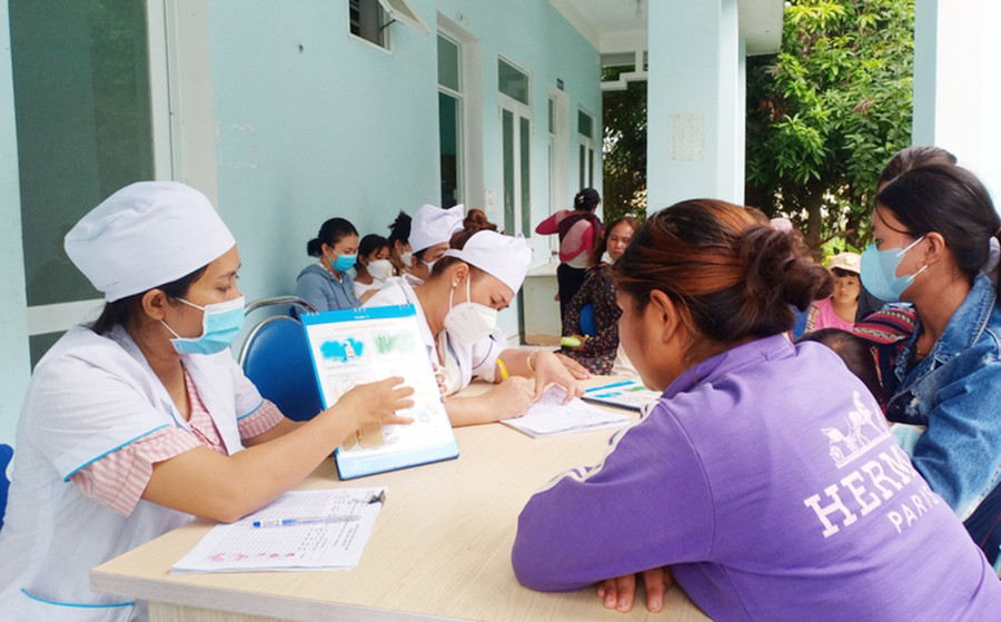 Cán bộ dân số xã Ia Broăi tuyên truyền cho người dân về hệ lụy của tảo hôn và kế hoạch hóa gia đình. Ảnh: Như Loan