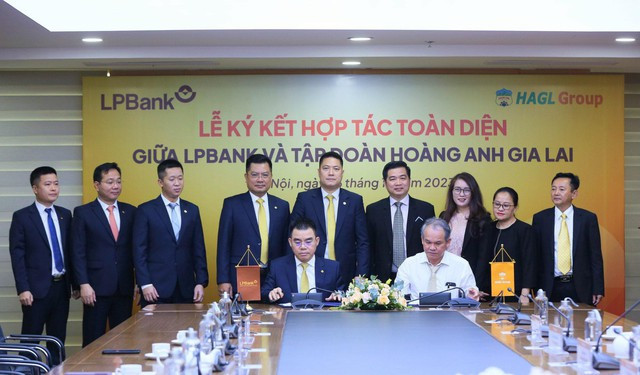 LPBank ký hợp tác toàn diện với Tập đoàn Hoàng Anh Gia Lai của bầu Đức - Ảnh 1. Lễ ký kết hợp tác toàn diện giữa LPBank và Tập đoàn Hoàng Anh Gia Lai.