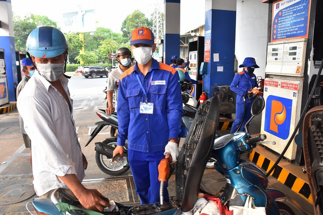 Không chỉ doanh nghiệp, người tiêu dùng cũng có thể được hưởng lợi khi có sàn giao dịch xăng dầu. Ảnh: TẤN THẠNH
