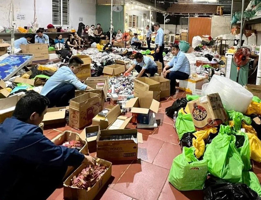 Lực lượng chức năng kiểm tra kho hàng của hộ kinh doanh Trương Ngọc Quyên (Ngọc Quyên shop). Ảnh đơn vị cung cấp Lực lượng chức năng kiểm tra kho hàng của hộ kinh doanh Trương Ngọc Quyên (Ngọc Quyên shop). Ảnh đơn vị cung cấp