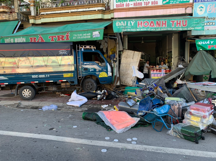 Ôtô tải đâm thẳng vào nhà khiến nhiều đồ đạc của người dân bị hư hỏng. Ảnh: Ngọc Viên