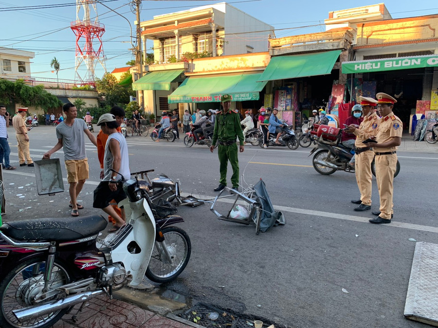 Lực lượng chức năng có mặt tại hiện trường điều tra nguyên nhân vụ tai nạn. Ảnh: Ngọc Viên