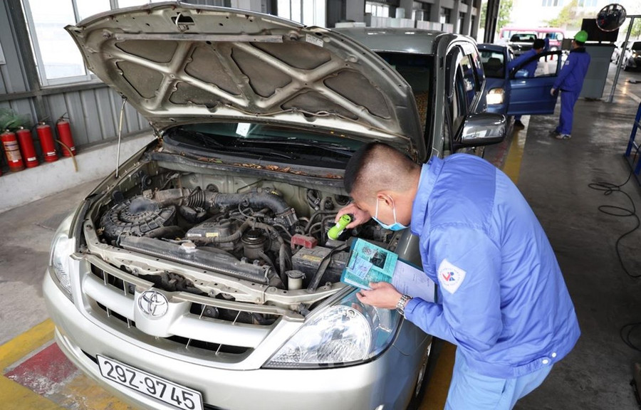 Nhân viên đăng kiểm tiến hành quy trình kiểm định xe cơ giới. (Ảnh: Minh Hiếu/Vietnam+) Nhân viên đăng kiểm tiến hành quy trình kiểm định xe cơ giới. (Ảnh: Minh Hiếu/Vietnam+)