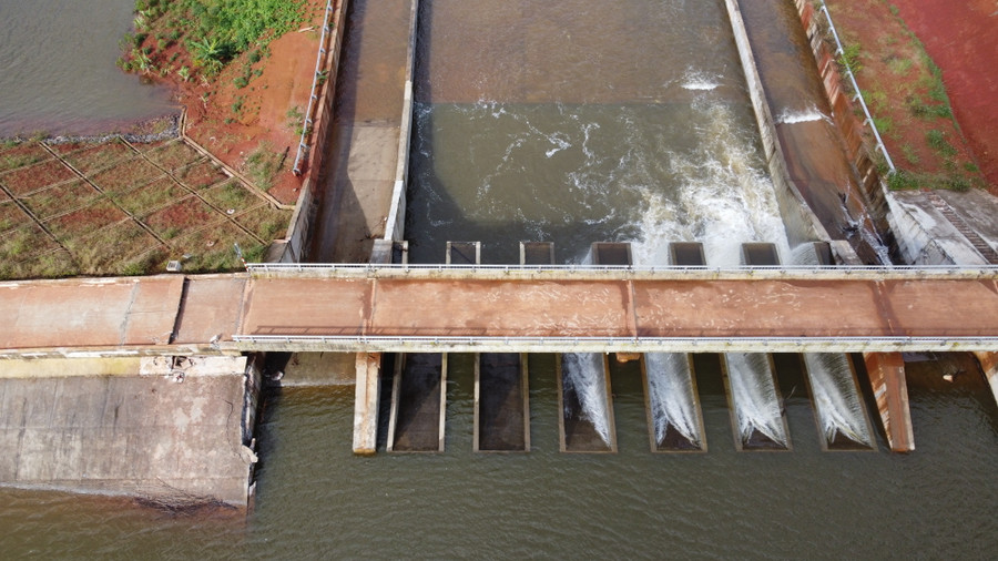 Ngành chức năng đã mở toàn bộ cửa xả để tháo nước trong đập. Ngành chức năng đã mở toàn bộ cửa xả để tháo nước trong đập.