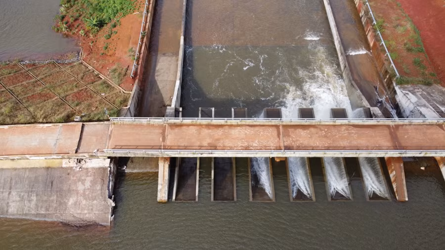 Ngành chức năng đã mở toàn bộ cửa xả để tháo nước trong đập.