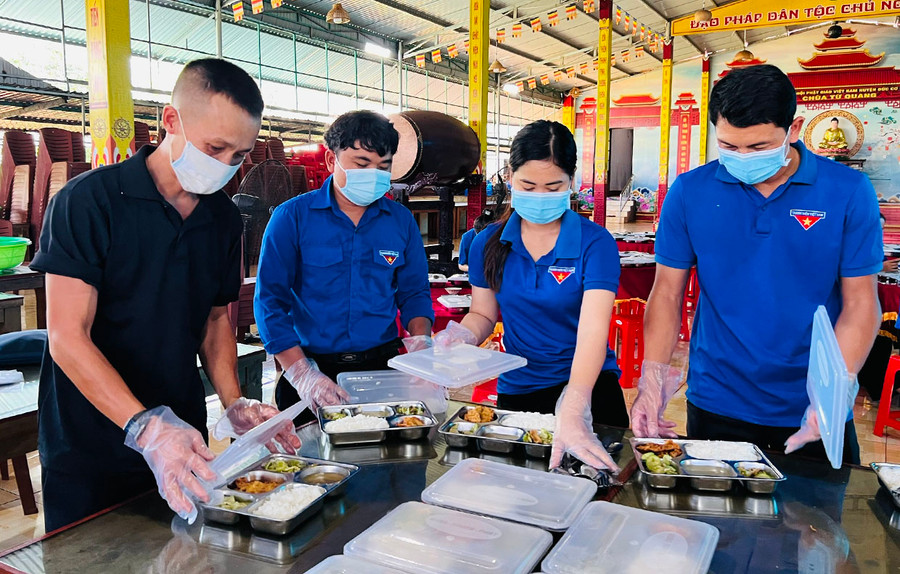 Đoàn viên, thanh niên huyện Đức Cơ cùng các phật tử chùa Từ Quang nấu cơm cho các sĩ tử. Ảnh: Phan Lài Đoàn viên, thanh niên huyện Đức Cơ cùng các phật tử chùa Từ Quang nấu cơm cho các sĩ tử. Ảnh: Phan Lài
