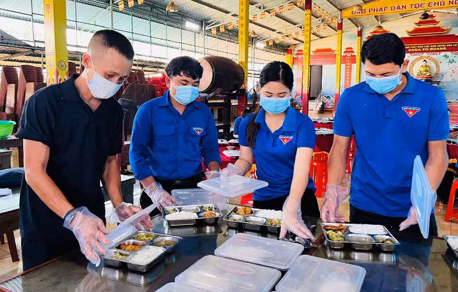 Đoàn viên, thanh niên huyện Đức Cơ cùng các phật tử chùa Từ Quang nấu cơm cho các sĩ tử. Ảnh: Phan Lài