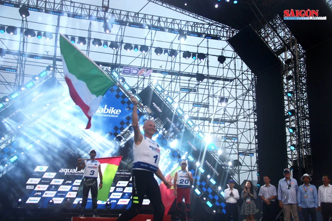 Tay đua "gạo cội" Roberto Mariani mang cờ tổ quốc lên nhận cúp vô địch hạng nhất tại chặng đua Tay đua "gạo cội" Roberto Mariani mang cờ tổ quốc lên nhận cúp vô địch hạng nhất tại chặng đua